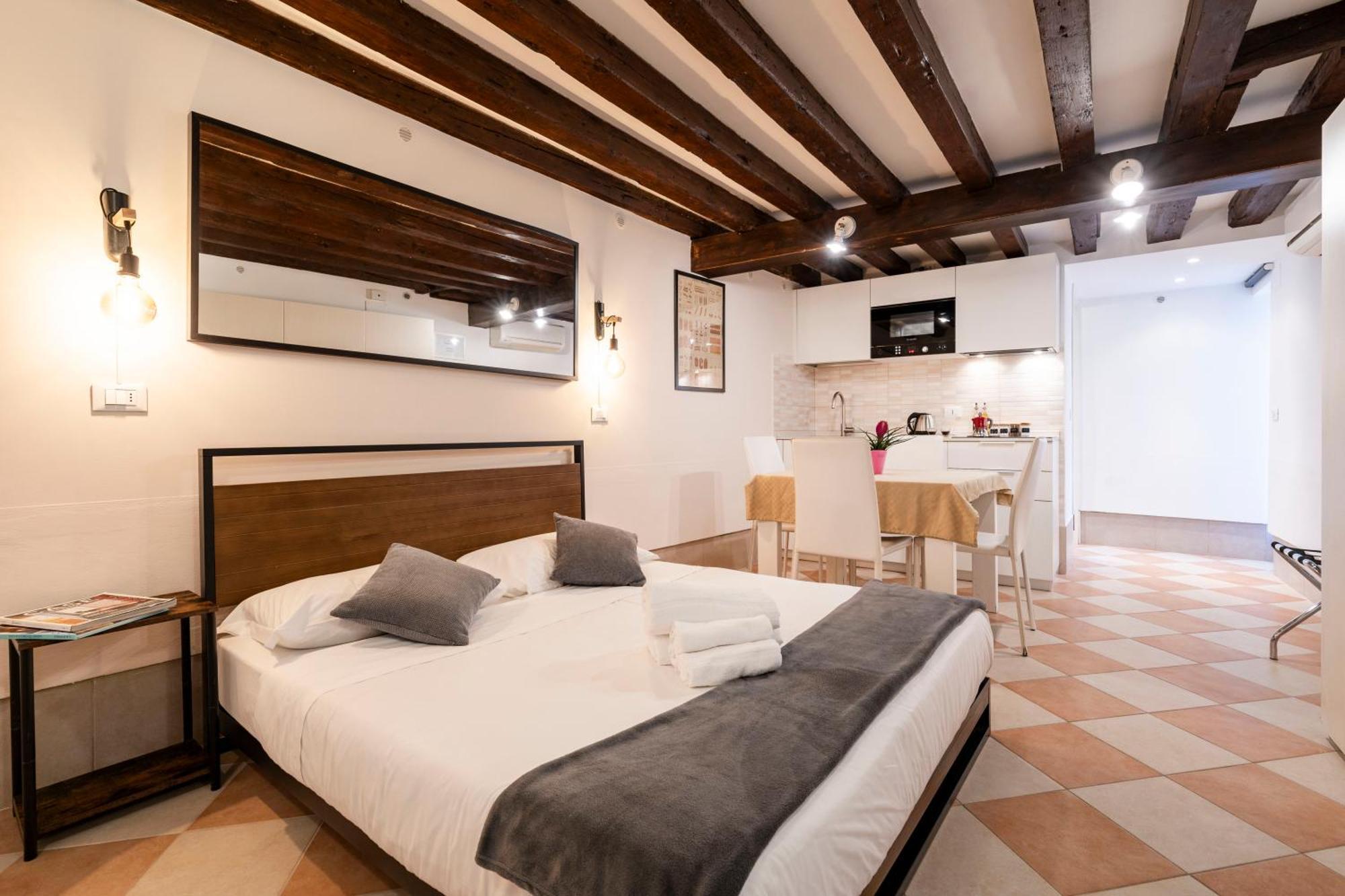 Fenix Colombina In Biennale - Your Little House Venezia